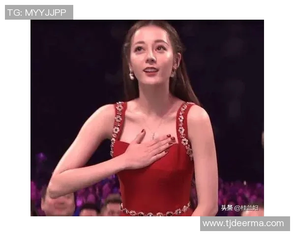 迪丽热巴与外国足球球星共度时光 引发社交媒体热议与粉丝关注 迪丽热巴与外国足球球星共度时光 引发社交媒体热议与粉丝关注